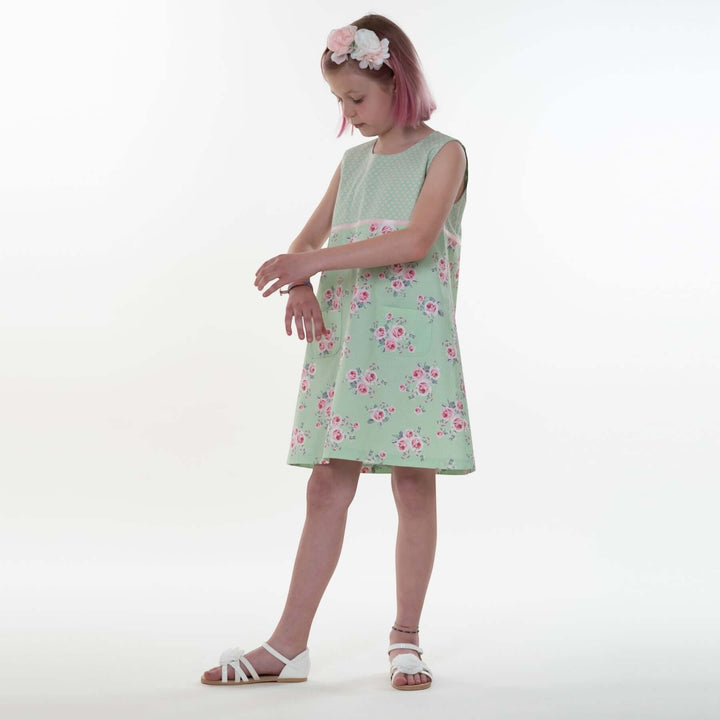 Mädchenkleid PDF Schnittmuster GEMMA – A-Linie mit Reißverschluss 92/98–152/158, ärmelloses Kleid mit Blumenmuster.