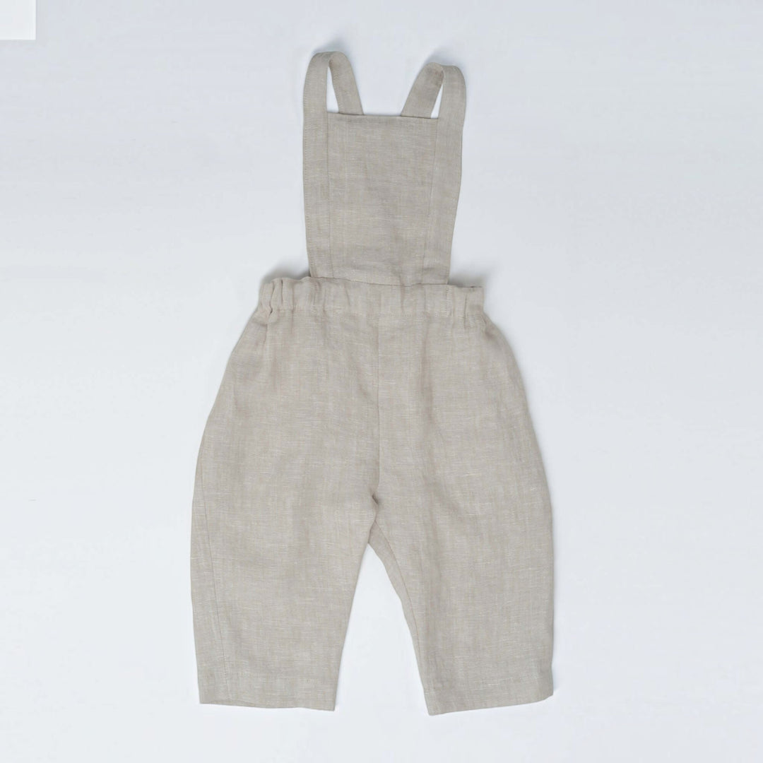 Schnittmuster Kleinkind Latzhose MAX PDF 2 in 1 - beige Latzhose für Kleinkinder, bequem und stylisch.