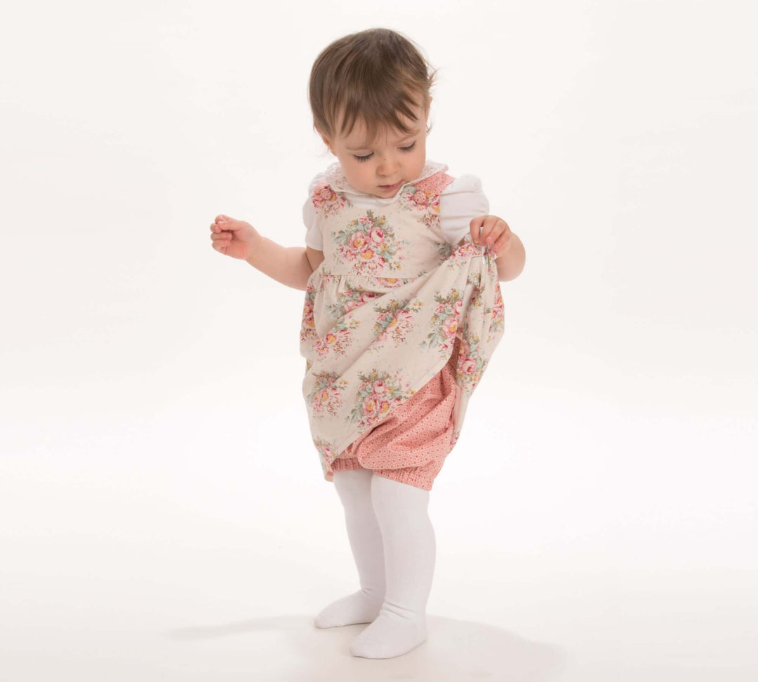 Schnittmuster Baby Twinset Babykleid Hängerchen und Pumphose CLARA EMI, Baby in floral dress with bloomers.