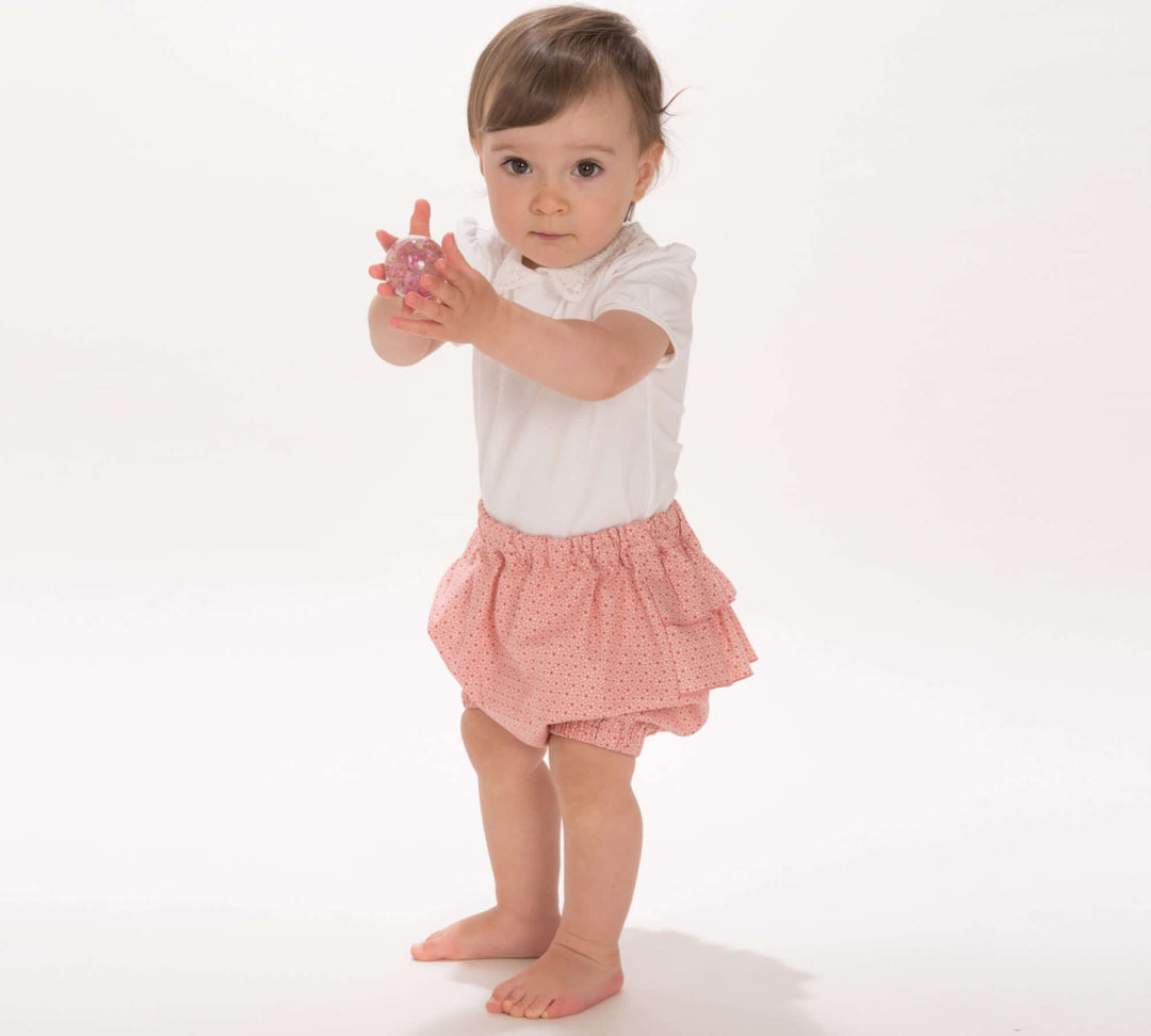 Schnittmuster Baby Twinset Babykleid Hängerchen und Pumphose CLARA EMI - Baby in Rüschen-Pumphose und T-Shirt