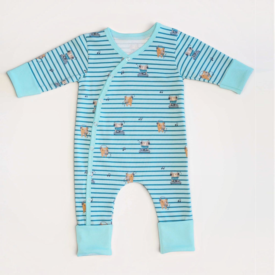 Baby Strampler PDF Schnittmuster DAVID – Schlafanzug mit Umschlagbündchen 50/56–98/104 auf blauem Hintergrund.