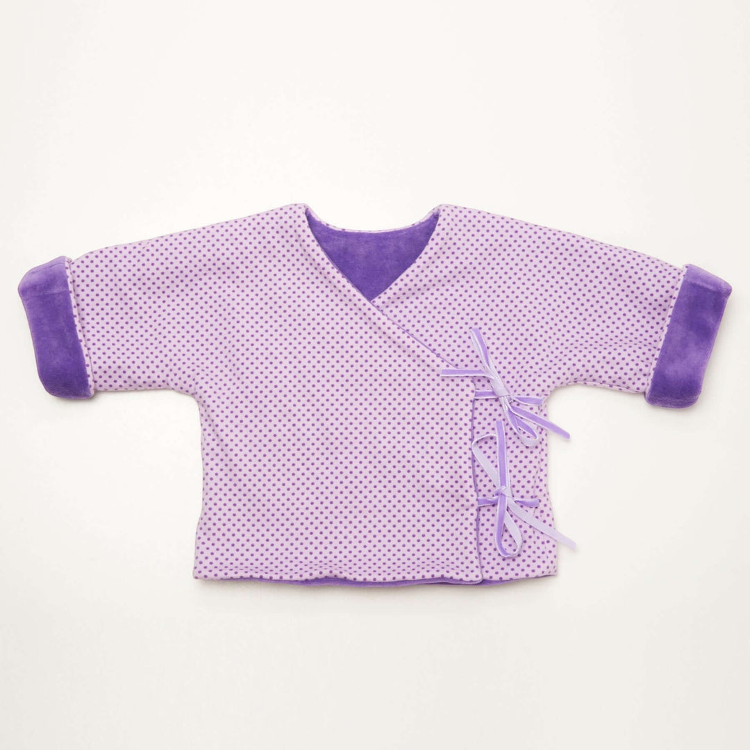 Babyjacke PDF Schnittmuster FIORINO – 3-in-1 Wickeljacke 50/56–86/92 in lila mit Punkten und Schleifen