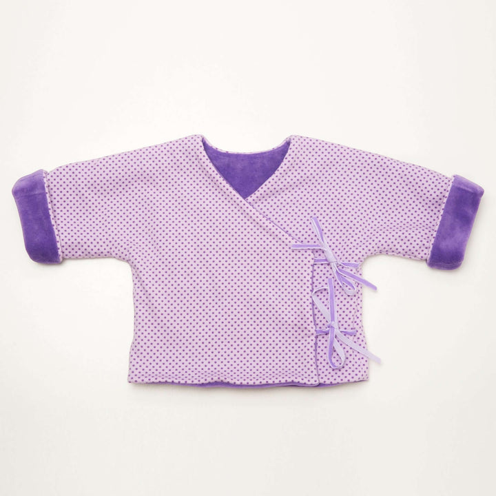 Babyjacke PDF Schnittmuster FIORINO – 3-in-1 Wickeljacke 50/56–86/92 in lila mit Punkten und Schleifen