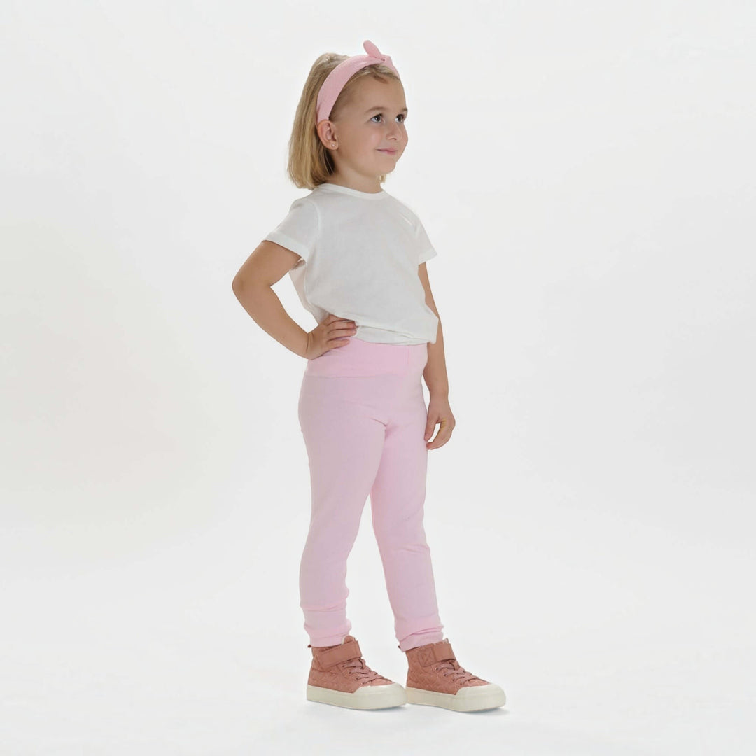 Kinder Hoodie PDF Schnittmuster ARWEN – Tunika mit Kapuze & Kragen 80/86–140/146: Kindermode Bild mit Mädchen in pinken Leggings.