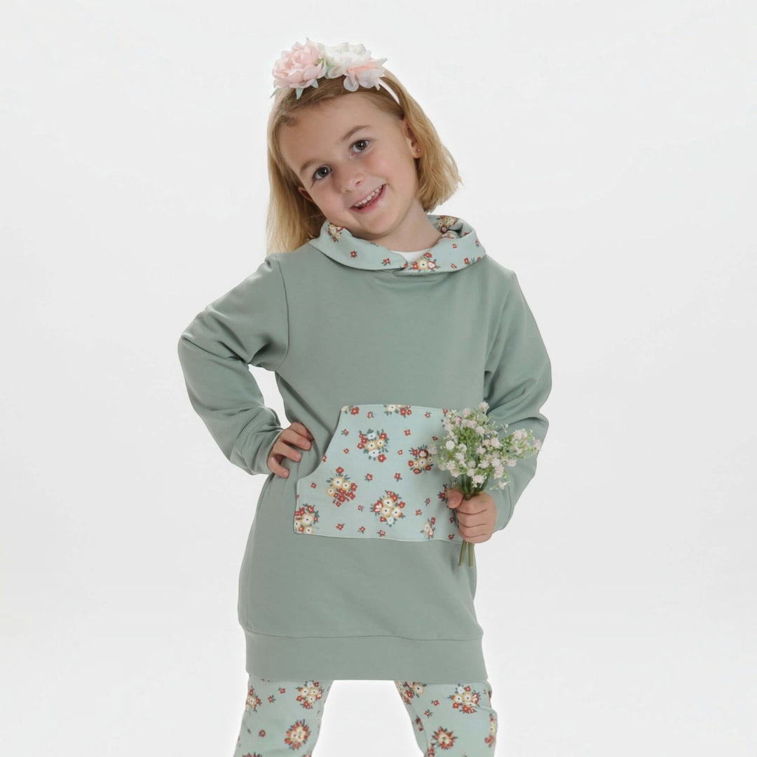 Kinder Hoodie PDF Schnittmuster ARWEN – Tunika mit Kapuze & Kragen 80/86–140/146 - Mädchen in blumigem Hoodie.