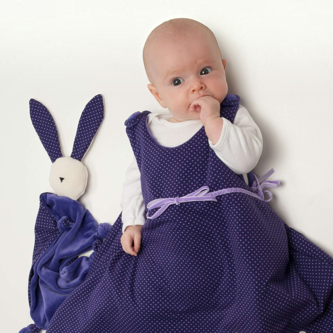 Kuscheltier PDF Schnittmuster TONDINO – Baby Schmusetuch 3-in-1: Kind in Lila mit Kuscheltier.