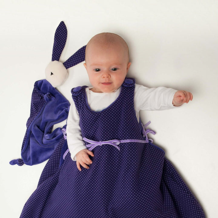 Kuscheltier PDF Schnittmuster TONDINO – Baby Schmusetuch 3-in-1 mit Baby in lila Kleid und Schmusetuch.