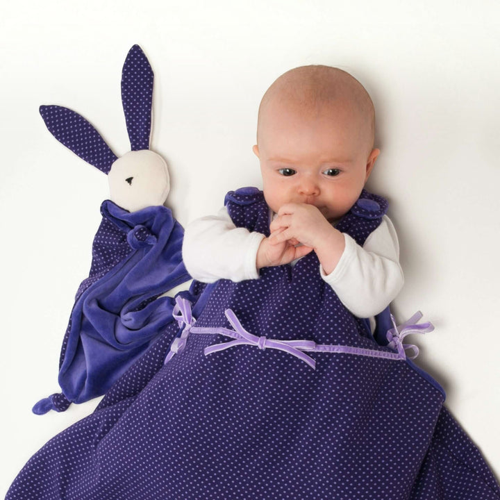 Kuscheltier PDF Schnittmuster TONDINO – Baby Schmusetuch 3-in-1: Baby mit Schmusetuch und süßem Hasenmotiv.