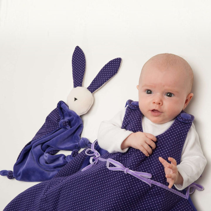 Kuscheltier PDF Schnittmuster TONDINO – Baby Schmusetuch 3-in-1: Baby mit lila Schmusetuch und Hasen-Spielzeug.