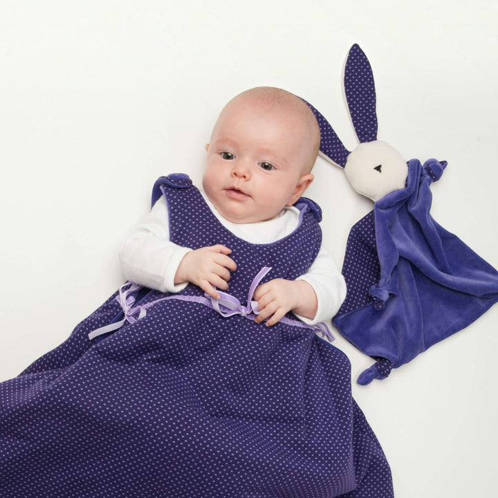 Kuscheltier PDF Schnittmuster TONDINO – Baby Schmusetuch 3-in-1 mit Baby in lila Kleid und Schmusetuch.