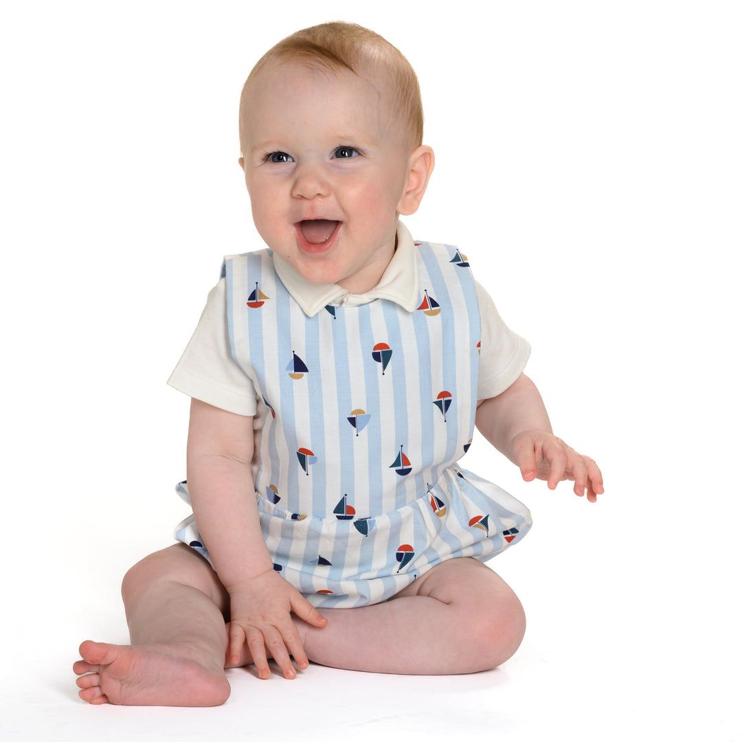 Schnittmuster Baby Latzhose Marco /Kurzoverall  PDF | Sommer-Strampler | Größe 50–92 | Baby in fröhlichem Overall mit Bootsdesign.