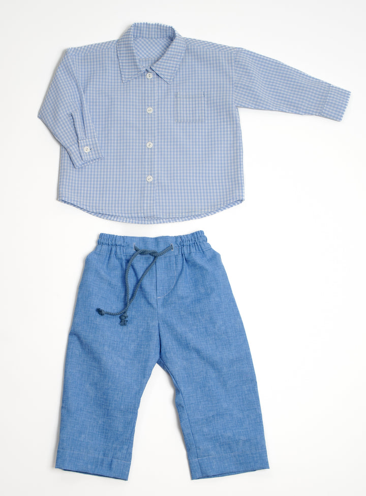 Schnittmuster Baby Hemd & Hose TOM + NOAH PDF Jungen Outfit in Blau gestreiftem Hemd und blauer Hose.