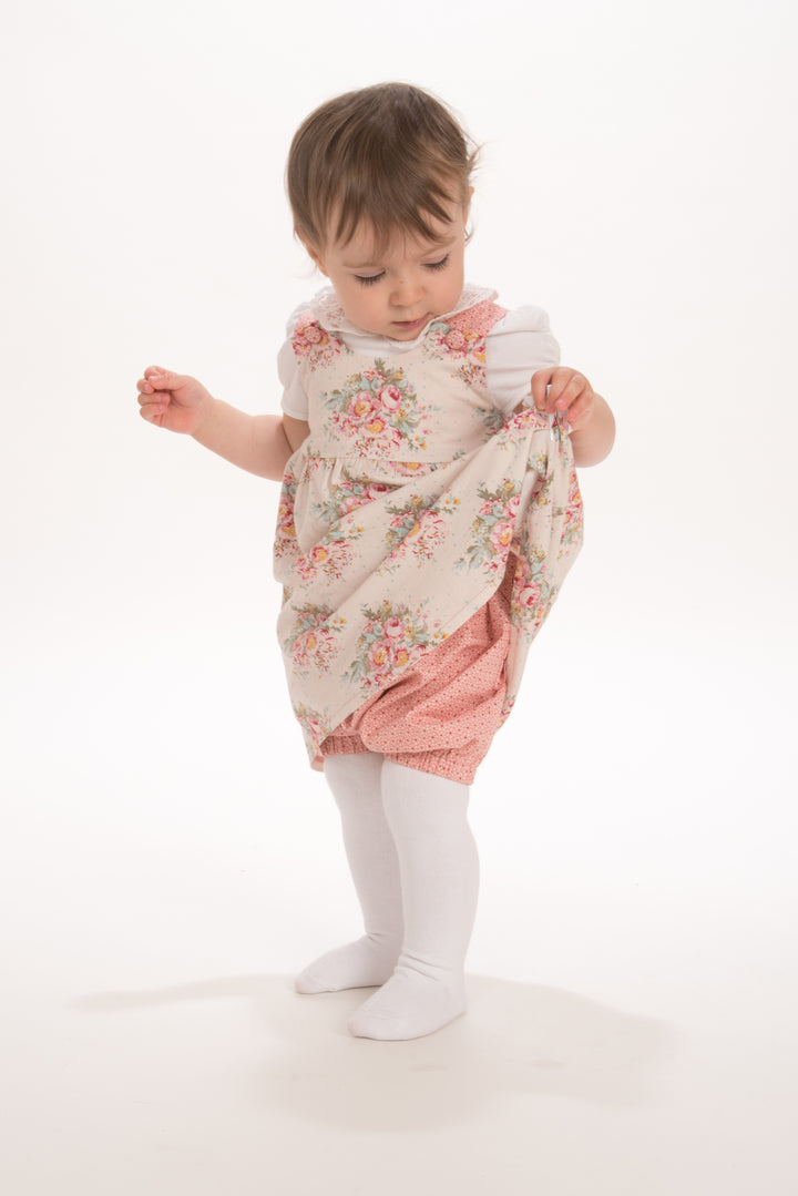Schnittmuster Baby Twinset Babykleid Hängerchen und Pumphose - süßes Baby im floralen Kleid und Pumphose.