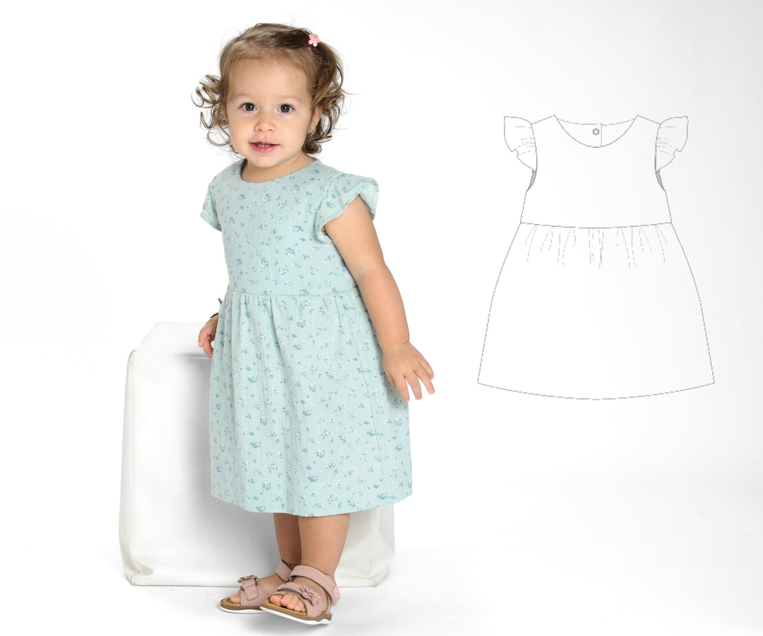 Schnittmuster Mädchenkleid ELLA – Retro Kleid mit Volants, abgebildet durch ein kleines Mädchen in einem blauen Kleid mit Rüschen.