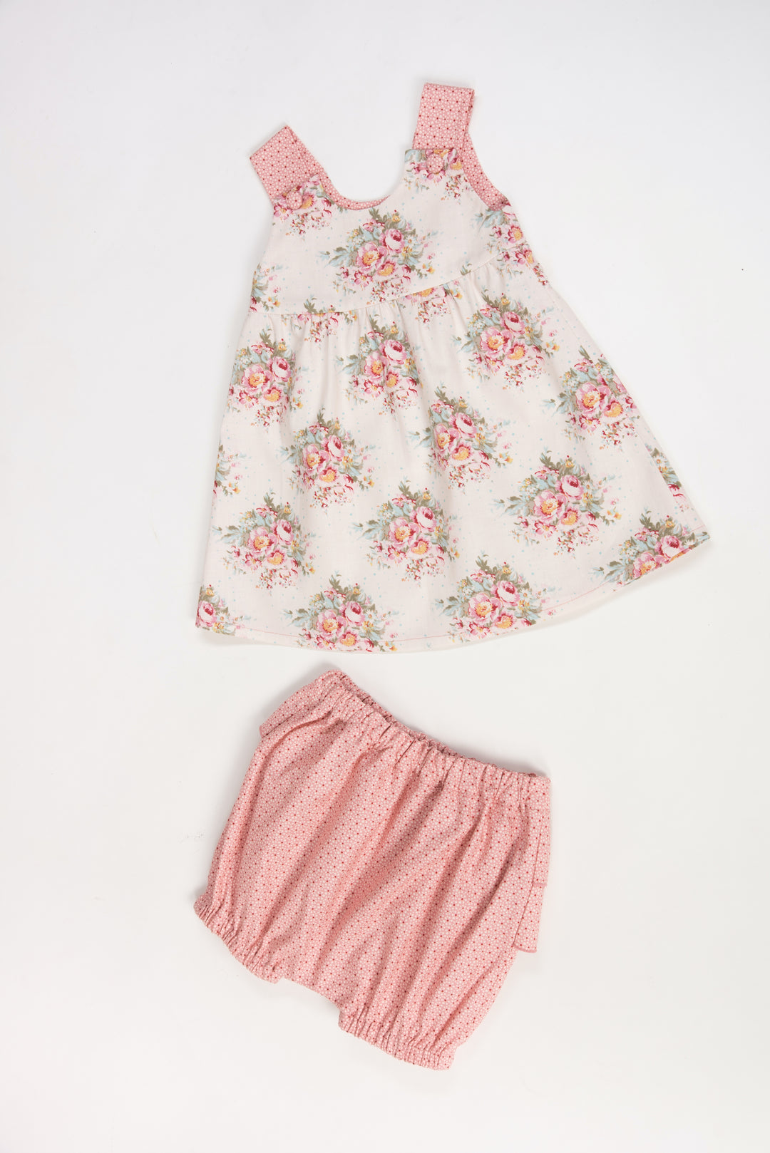 Schnittmuster Baby Twinset Babykleid Hängerchen und Pumphose, rosa Blumenmuster, ideal für Sommer und Winter.