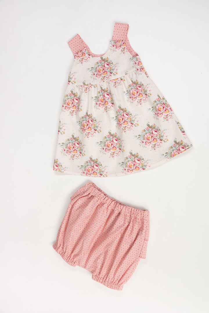 Schnittmuster Baby Twinset Babykleid Hängerchen und Pumphose, rosa Blumenmuster, ideal für Sommer und Winter.