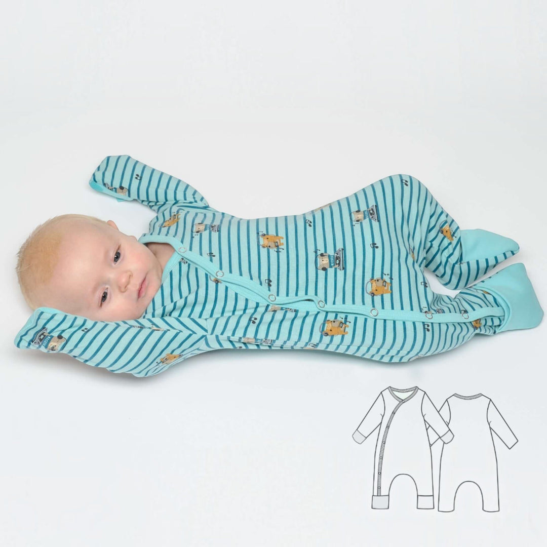 Baby Strampler PDF Schnittmuster DAVID – Schlafanzug mit Umschlagbündchen 50/56–98/104, abgebildet auf einem Baby.