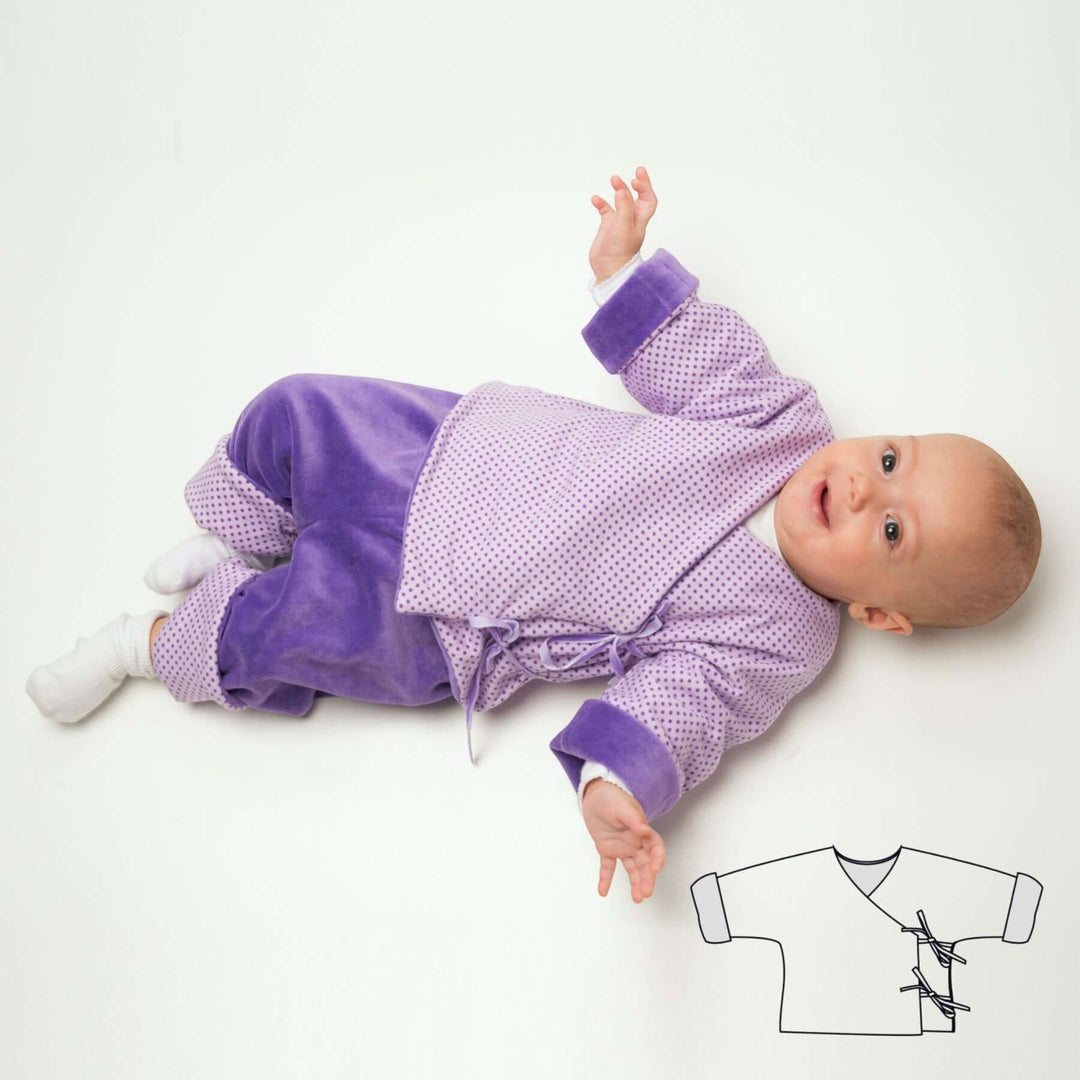 Babyjacke PDF Schnittmuster FIORINO – 3-in-1 Wickeljacke 50/56–86/92, lila Babyjacke mit Punkten, Wendejacke für Babys.
