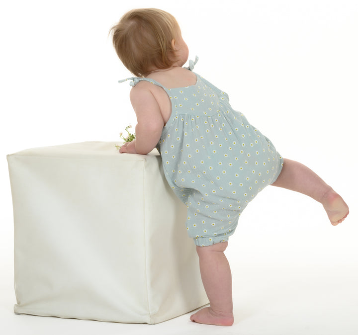 Schnittmuster Baby Mädchen Jumpsuit NELE – Kleinkind Sommer-Overall in hellblauer Farbe mit Blumenmuster.