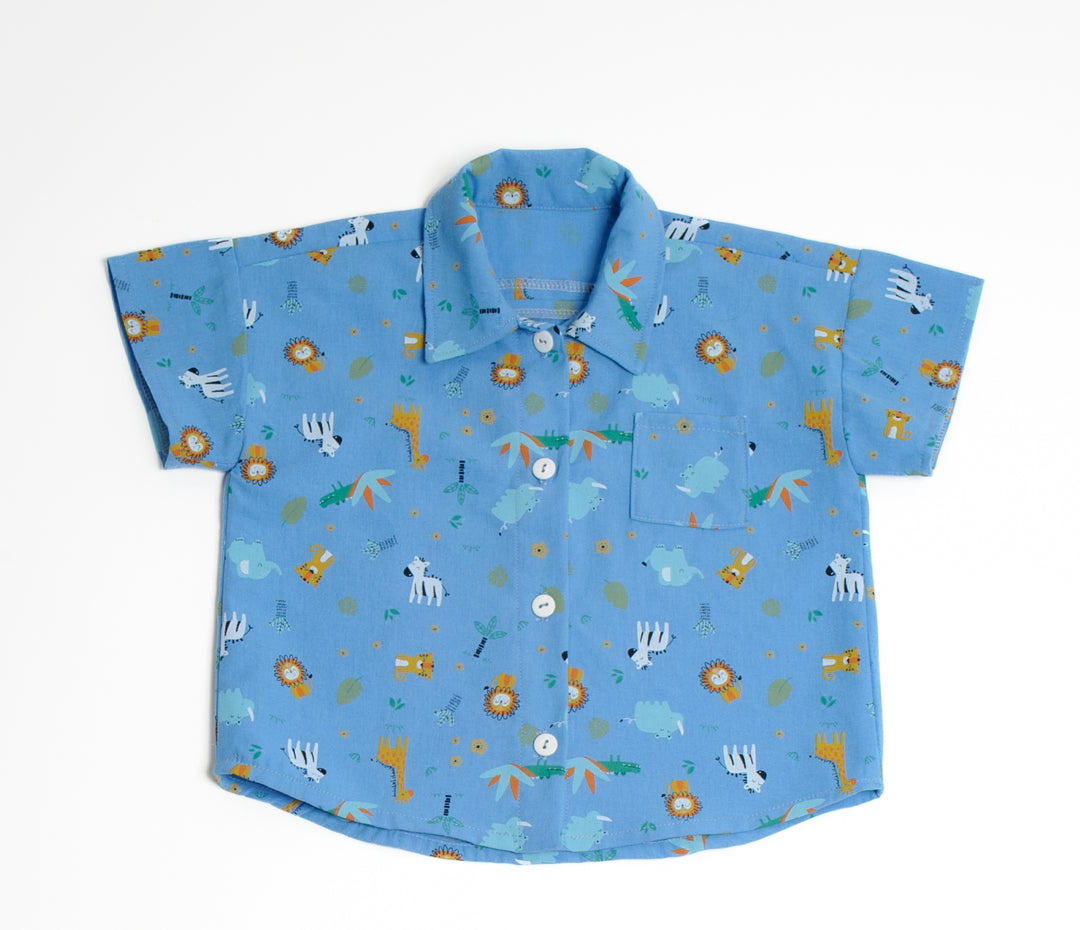 Schnittmuster Hemd für Baby und Kinder aus buntem Baumwollstoff mit Tiermotiven in blauem Design.