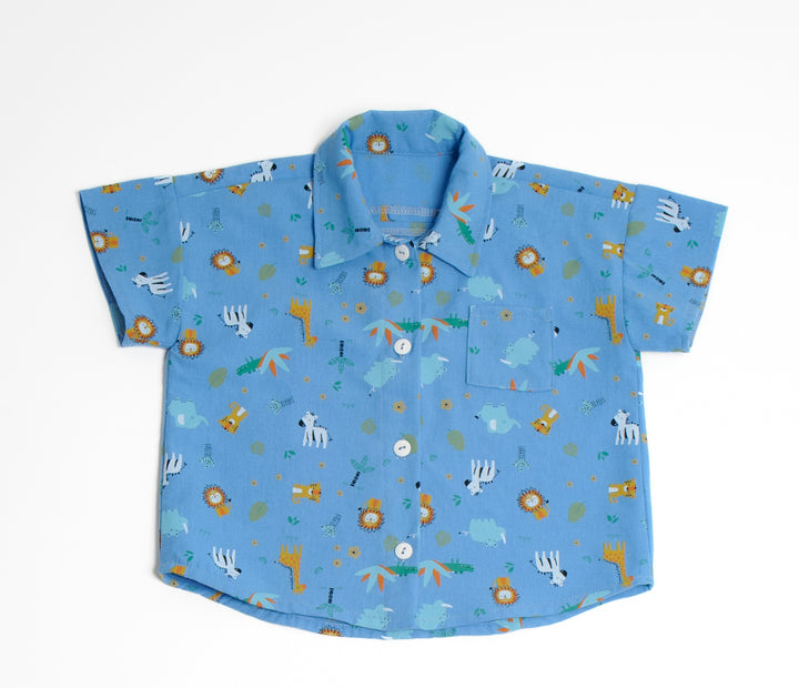 Schnittmuster Hemd für Baby und Kinder aus buntem Baumwollstoff mit Tiermotiven in blauem Design.