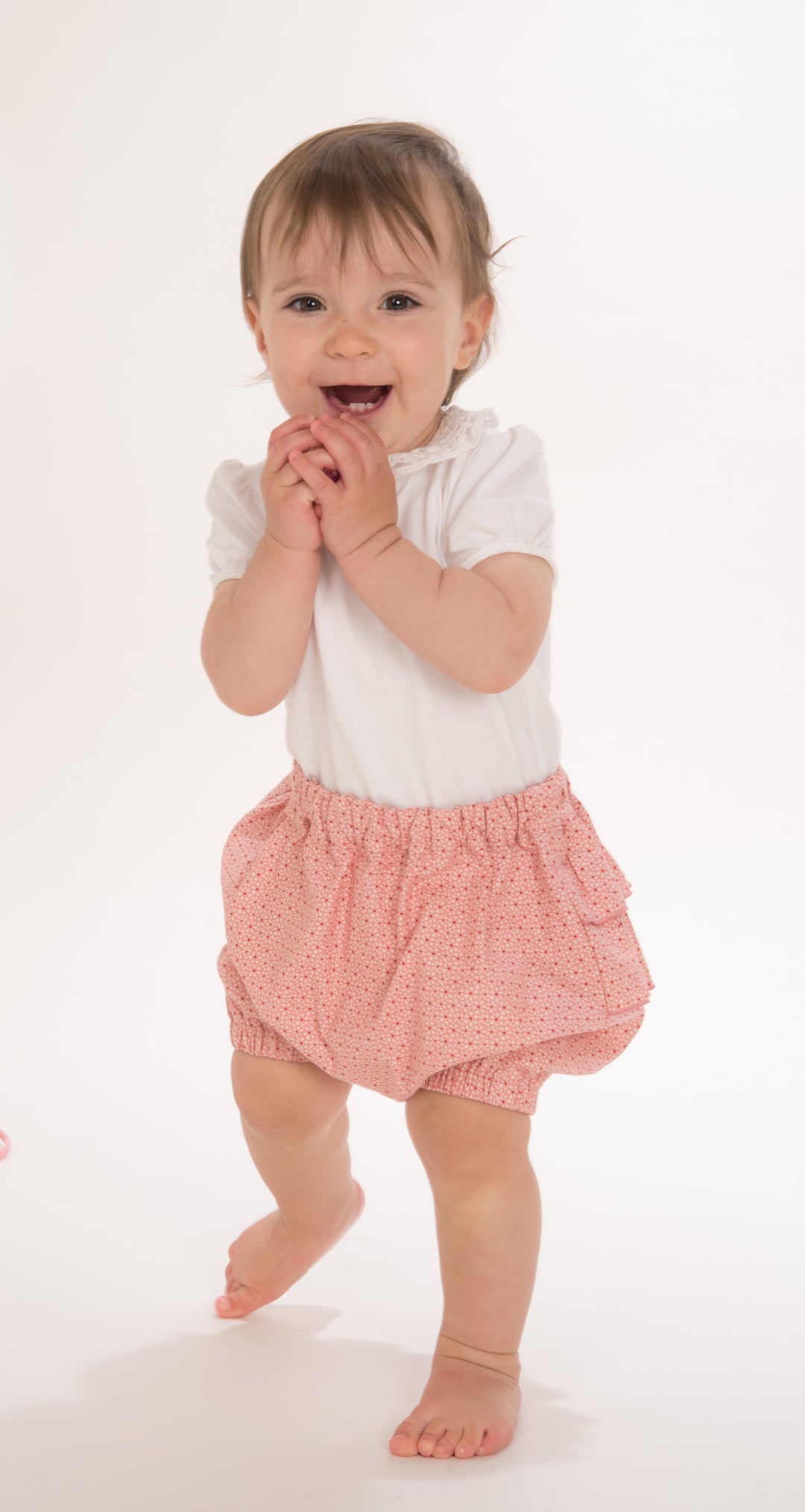 Schnittmuster Baby Twinset Babykleid Hängerchen und Pumphose, süßes Outfit für das Baby, fröhliches Kind in Pumphose.