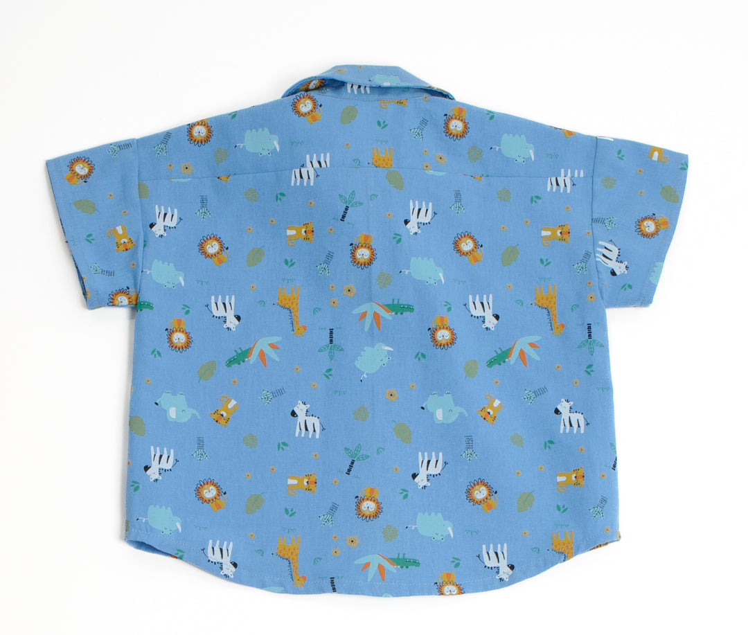 Schnittmuster Hemd für Baby und Kinder TOM Jungen Kurzarm aus blauer Baumwolle mit buntem Tiermotiv.