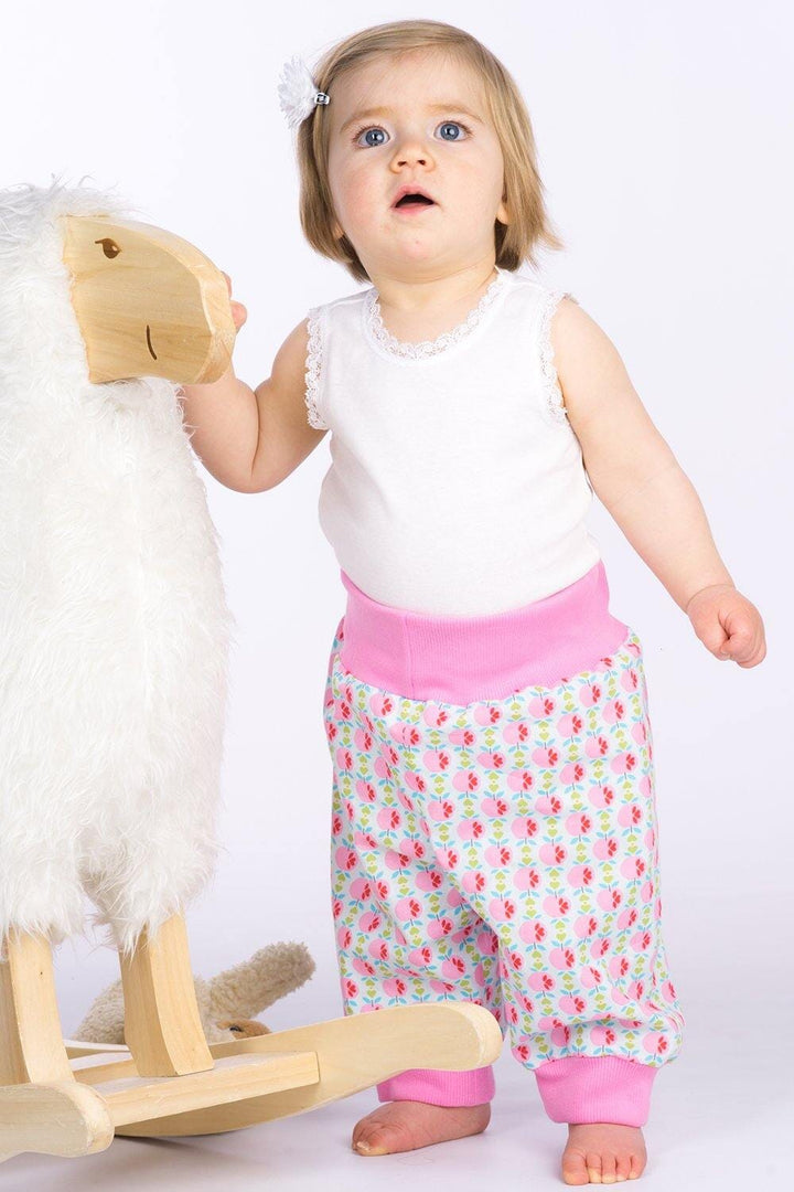 Digitales Baby Schnittmuster Download Haremhose Nähanleitung Mehrere Größenoptionen Neugeborene bis Kleinkind Design Einfache DIY Anleitung Elastischer Bund Detail Bündchen Knöchelstil Perfekte Handgemachte Geschenkidee Komplette Fotoanleitung Paket Handarbeitsprojekt