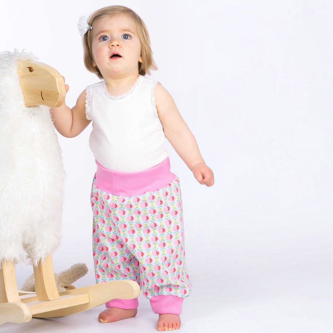 Digitales Baby Schnittmuster Download Haremhose Nähanleitung Mehrere Größenoptionen Neugeborene bis Kleinkind Design Einfache DIY Anleitung Elastischer Bund Detail Bündchen Knöchelstil Perfekte Handgemachte Geschenkidee Komplette Fotoanleitung Paket Handarbeitsprojekt