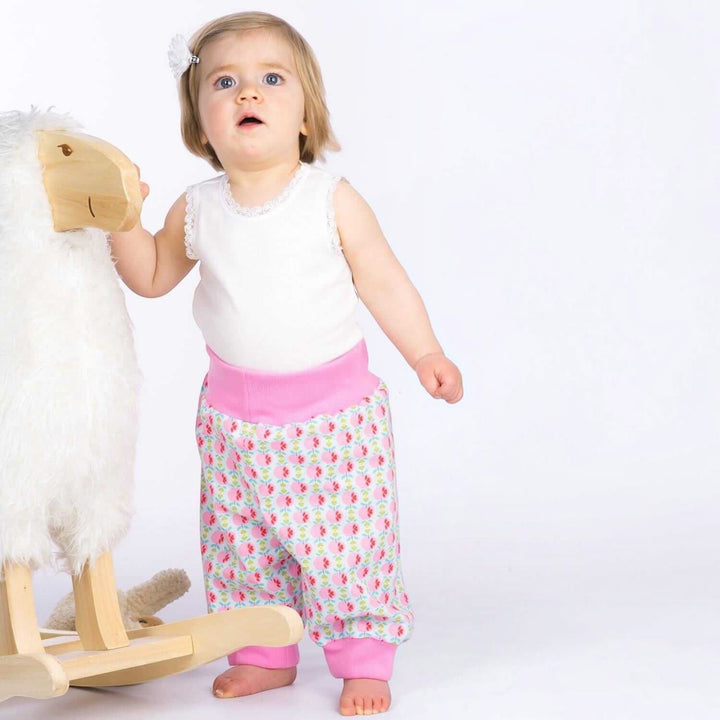 Digitales Baby Schnittmuster Download Haremhose Nähanleitung Mehrere Größenoptionen Neugeborene bis Kleinkind Design Einfache DIY Anleitung Elastischer Bund Detail Bündchen Knöchelstil Perfekte Handgemachte Geschenkidee Komplette Fotoanleitung Paket Handarbeitsprojekt