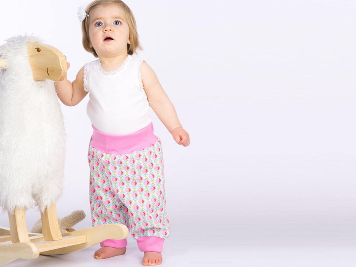 Digitales Baby Schnittmuster Download Haremhose Nähanleitung Mehrere Größenoptionen Neugeborene bis Kleinkind Design Einfache DIY Anleitung Elastischer Bund Detail Bündchen Knöchelstil Perfekte Handgemachte Geschenkidee Komplette Fotoanleitung Paket Handarbeitsprojekt