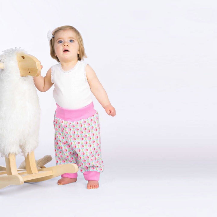 Digitales Baby Schnittmuster Download Haremhose Nähanleitung Mehrere Größenoptionen Neugeborene bis Kleinkind Design Einfache DIY Anleitung Elastischer Bund Detail Bündchen Knöchelstil Perfekte Handgemachte Geschenkidee Komplette Fotoanleitung Paket Handarbeitsprojekt