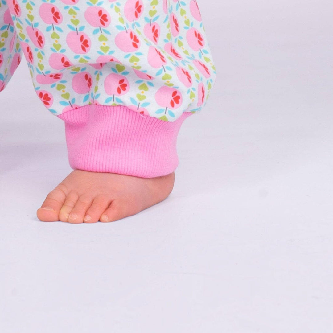 Digitales Baby Schnittmuster Download Haremhose Nähanleitung Mehrere Größenoptionen Neugeborene bis Kleinkind Design Einfache DIY Anleitung Elastischer Bund Detail Bündchen Knöchelstil Perfekte Handgemachte Geschenkidee Komplette Fotoanleitung Paket Handarbeitsprojekt