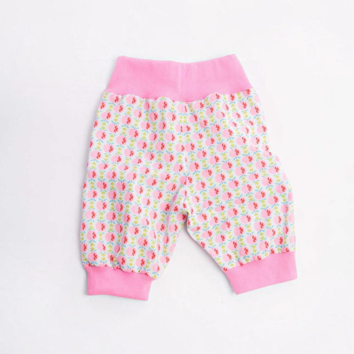 Digitales Baby Schnittmuster Download Haremhose Nähanleitung Mehrere Größenoptionen Neugeborene bis Kleinkind Design Einfache DIY Anleitung Elastischer Bund Detail Bündchen Knöchelstil Perfekte Handgemachte Geschenkidee Komplette Fotoanleitung Paket Handarbeitsprojekt