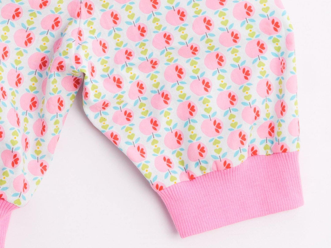 Digitales Baby Schnittmuster Download Haremhose Nähanleitung Mehrere Größenoptionen Neugeborene bis Kleinkind Design Einfache DIY Anleitung Elastischer Bund Detail Bündchen Knöchelstil Perfekte Handgemachte Geschenkidee Komplette Fotoanleitung Paket Handarbeitsprojekt