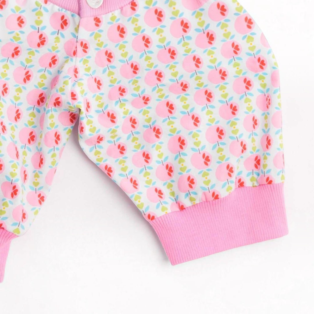 Digitales Baby Schnittmuster Download Haremhose Nähanleitung Mehrere Größenoptionen Neugeborene bis Kleinkind Design Einfache DIY Anleitung Elastischer Bund Detail Bündchen Knöchelstil Perfekte Handgemachte Geschenkidee Komplette Fotoanleitung Paket Handarbeitsprojekt