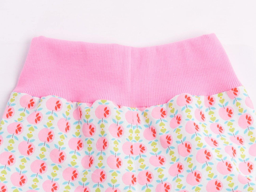 Digitales Baby Schnittmuster Download Haremhose Nähanleitung Mehrere Größenoptionen Neugeborene bis Kleinkind Design Einfache DIY Anleitung Elastischer Bund Detail Bündchen Knöchelstil Perfekte Handgemachte Geschenkidee Komplette Fotoanleitung Paket Handarbeitsprojekt