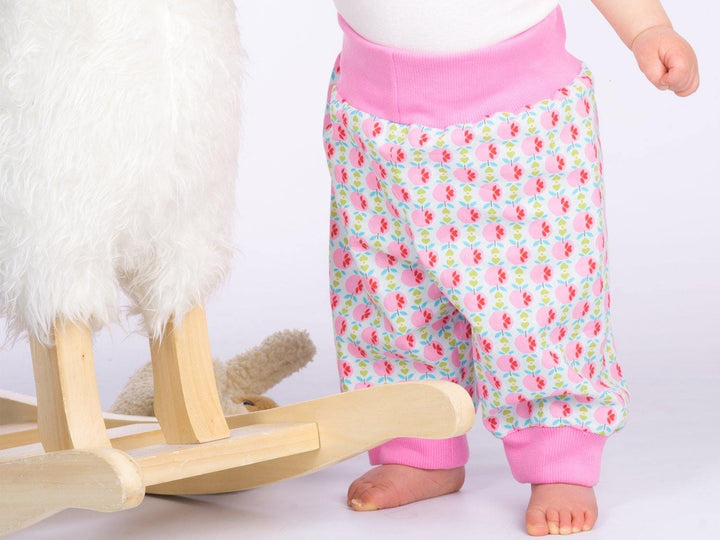 Digitales Baby Schnittmuster Download Haremhose Nähanleitung Mehrere Größenoptionen Neugeborene bis Kleinkind Design Einfache DIY Anleitung Elastischer Bund Detail Bündchen Knöchelstil Perfekte Handgemachte Geschenkidee Komplette Fotoanleitung Paket Handarbeitsprojekt