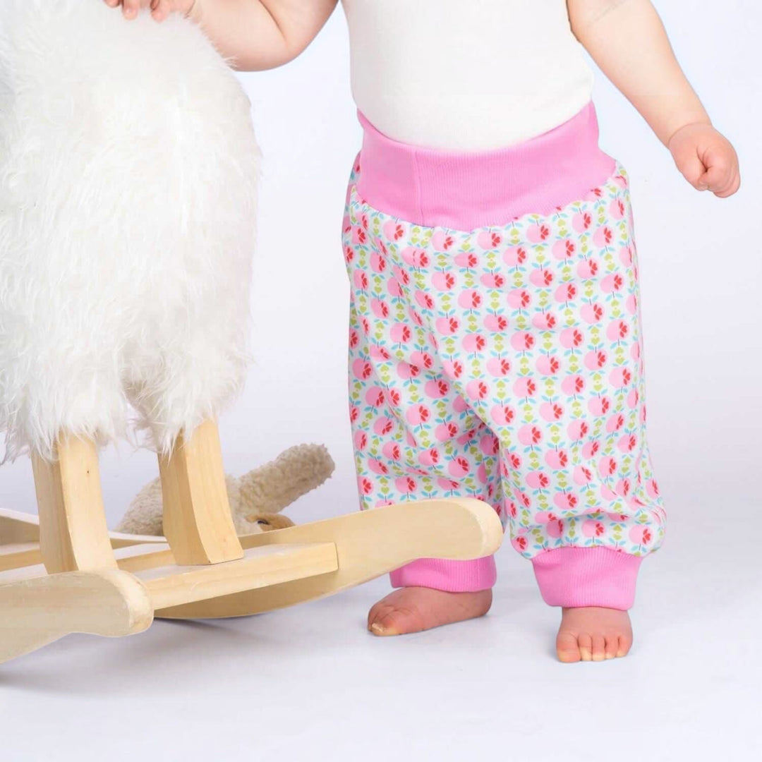 Digitales Baby Schnittmuster Download Haremhose Nähanleitung Mehrere Größenoptionen Neugeborene bis Kleinkind Design Einfache DIY Anleitung Elastischer Bund Detail Bündchen Knöchelstil Perfekte Handgemachte Geschenkidee Komplette Fotoanleitung Paket Handarbeitsprojekt