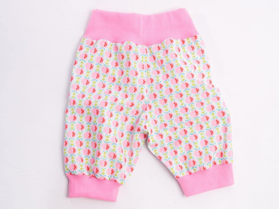 Digitales Baby Schnittmuster Download Haremhose Nähanleitung Mehrere Größenoptionen Neugeborene bis Kleinkind Design Einfache DIY Anleitung Elastischer Bund Detail Bündchen Knöchelstil Perfekte Handgemachte Geschenkidee Komplette Fotoanleitung Paket Handarbeitsprojekt