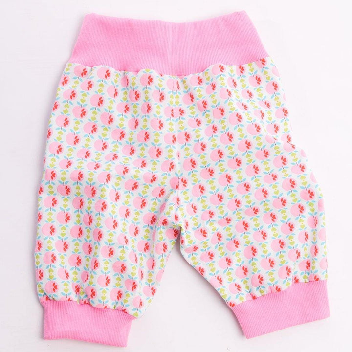 Digitales Baby Schnittmuster Download Haremhose Nähanleitung Mehrere Größenoptionen Neugeborene bis Kleinkind Design Einfache DIY Anleitung Elastischer Bund Detail Bündchen Knöchelstil Perfekte Handgemachte Geschenkidee Komplette Fotoanleitung Paket Handarbeitsprojekt