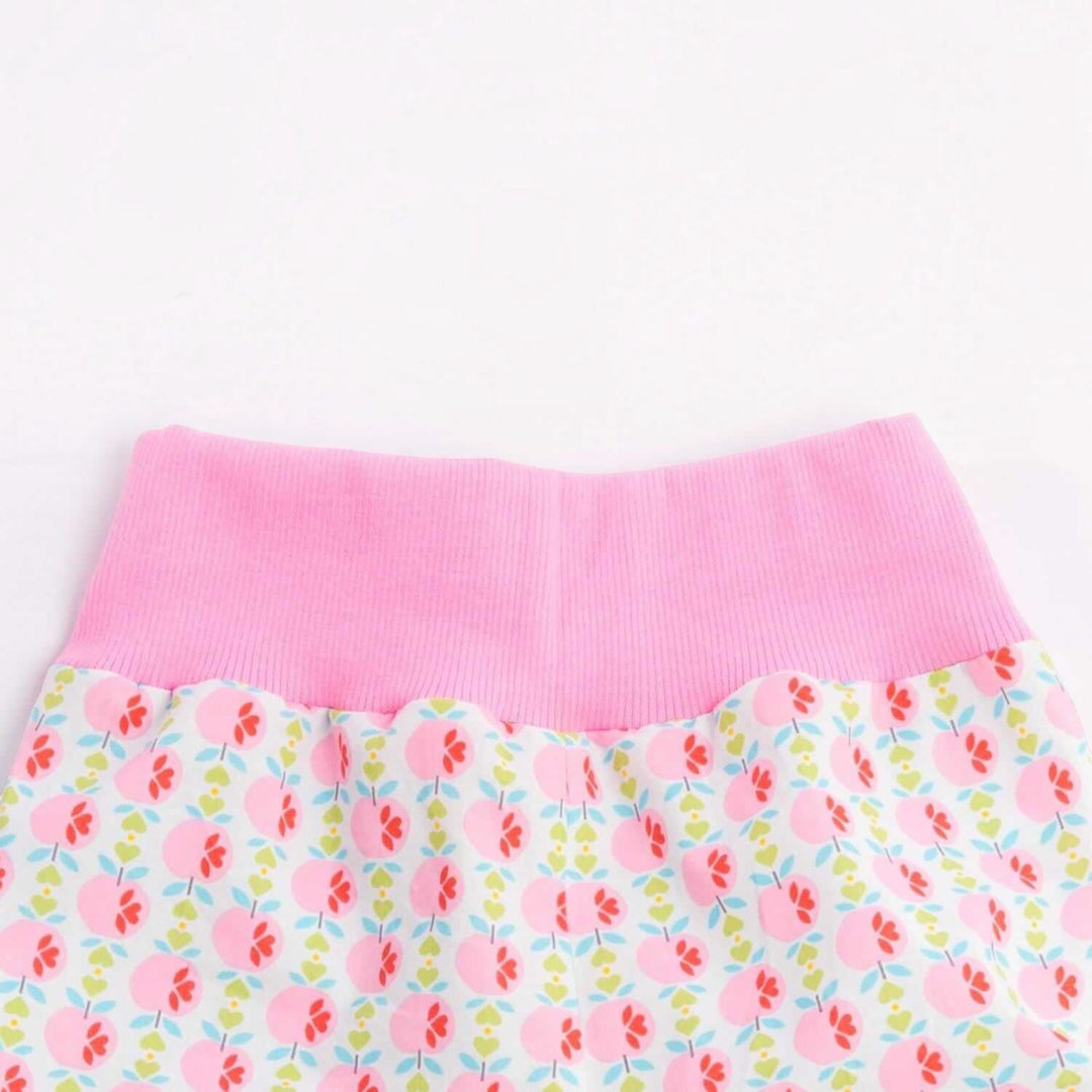Digitales Baby Schnittmuster Download Haremhose Nähanleitung Mehrere Größenoptionen Neugeborene bis Kleinkind Design Einfache DIY Anleitung Elastischer Bund Detail Bündchen Knöchelstil Perfekte Handgemachte Geschenkidee Komplette Fotoanleitung Paket Handarbeitsprojekt