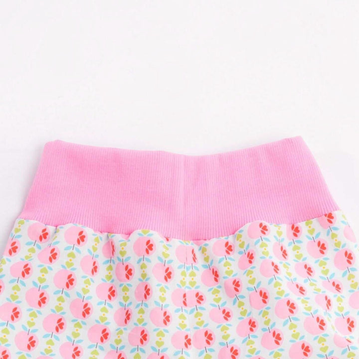 Digitales Baby Schnittmuster Download Haremhose Nähanleitung Mehrere Größenoptionen Neugeborene bis Kleinkind Design Einfache DIY Anleitung Elastischer Bund Detail Bündchen Knöchelstil Perfekte Handgemachte Geschenkidee Komplette Fotoanleitung Paket Handarbeitsprojekt
