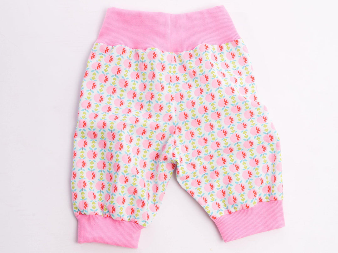 Digitales Baby Schnittmuster Download Haremhose Nähanleitung Mehrere Größenoptionen Neugeborene bis Kleinkind Design Einfache DIY Anleitung Elastischer Bund Detail Bündchen Knöchelstil Perfekte Handgemachte Geschenkidee Komplette Fotoanleitung Paket Handarbeitsprojekt