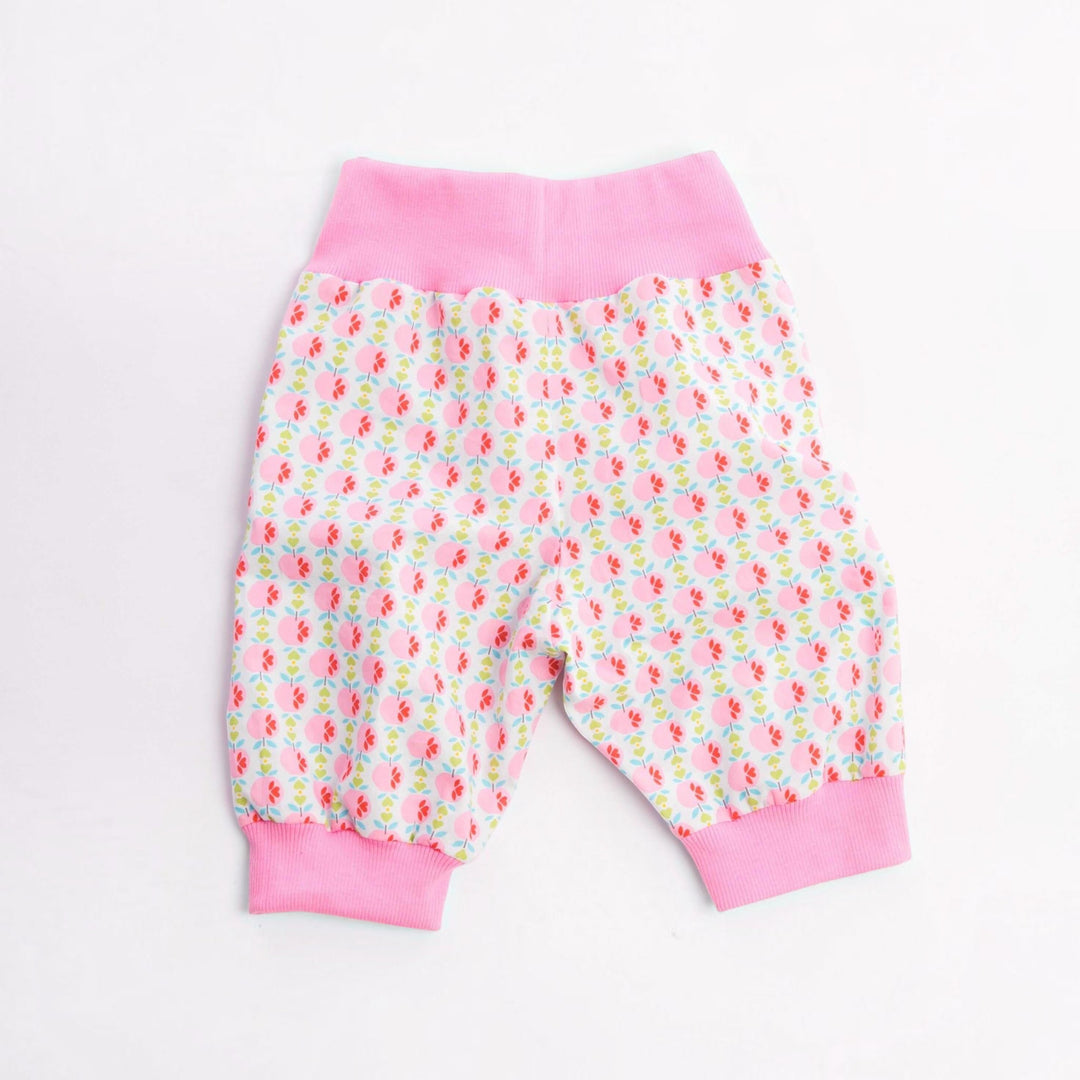 Digitales Baby Schnittmuster Download Haremhose Nähanleitung Mehrere Größenoptionen Neugeborene bis Kleinkind Design Einfache DIY Anleitung Elastischer Bund Detail Bündchen Knöchelstil Perfekte Handgemachte Geschenkidee Komplette Fotoanleitung Paket Handarbeitsprojekt