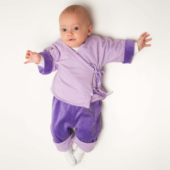 Babyjacke PDF Schnittmuster FIORINO – 3-in-1 Wickeljacke 50/56–86/92, violette Wickeljacke für Babys.