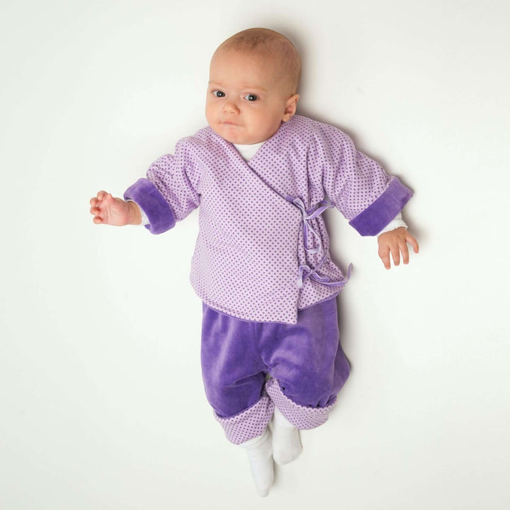 Babyjacke PDF Schnittmuster FIORINO – 3-in-1 Wickeljacke 50/56–86/92 für Säuglinge in lila.