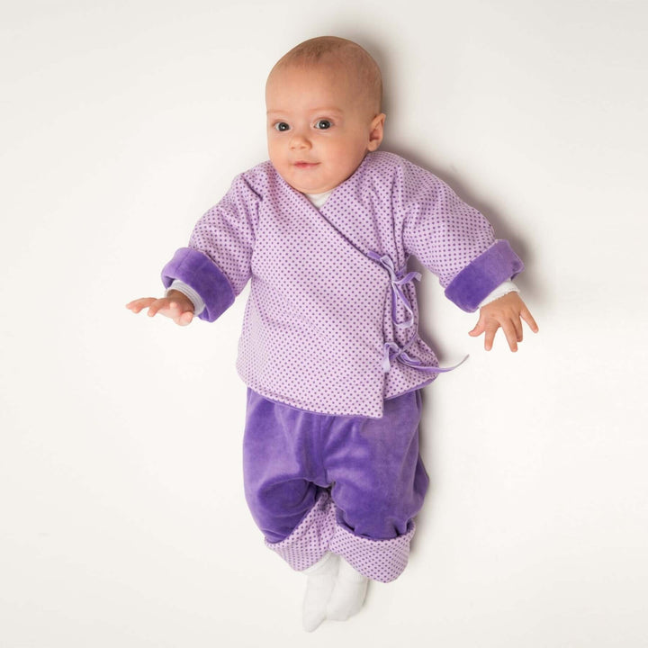 Babyjacke PDF Schnittmuster FIORINO – 3-in-1 Wickeljacke 50/56–86/92, lila Babykleidung auf einem weißen Hintergrund.