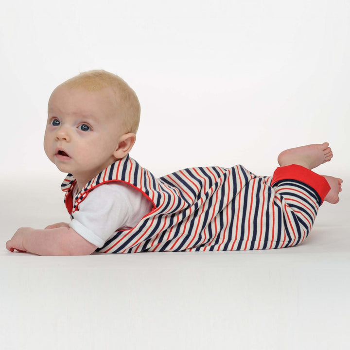 Baby Strampler PDF Schnittmuster LEO – Druckknopfleiste & Beinumschlag 56/62–92/98: Baby in gestreiftem Strampler.