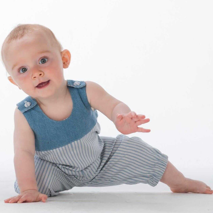 Baby Latzhosen Schnittmuster Digitaler Download Nähprojekt Bundle Drei Stilvarianten Wendeoverall Design Knopfträger Option Elastischer Saum Detail Sommer Babykleidung Größenbereich Neugeboren bis fünf Jahre Anfängerfreundliche Anleitung mit Foto